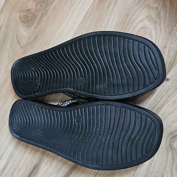 Cushionaire Black and Silver Sandals Womens Size 7 - Picture 7 of 9